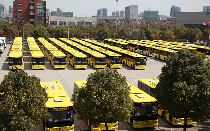 2015年，120臺(tái)SLK6109校車在申龍工廠整裝待發(fā)沙特市場(chǎng)。