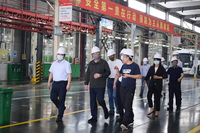 南寧市委常委、常務副市長、市委秘書長劉勝友一行到廣西申龍汽車制造有限公司考察調(diào)研指導工作